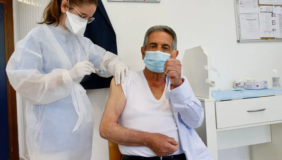 Revilla recibiendo la vacuna contra el COVID-19