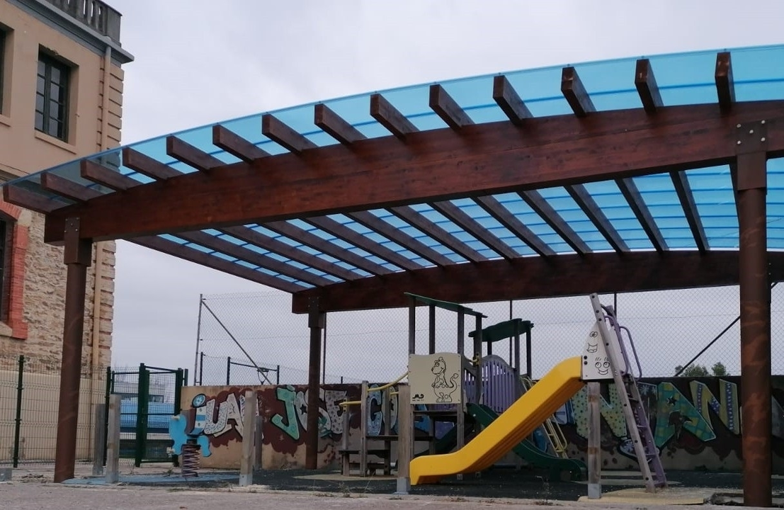 El colegio p&uacute;blico de Suances estrena cubierta en su zona de juego infantil