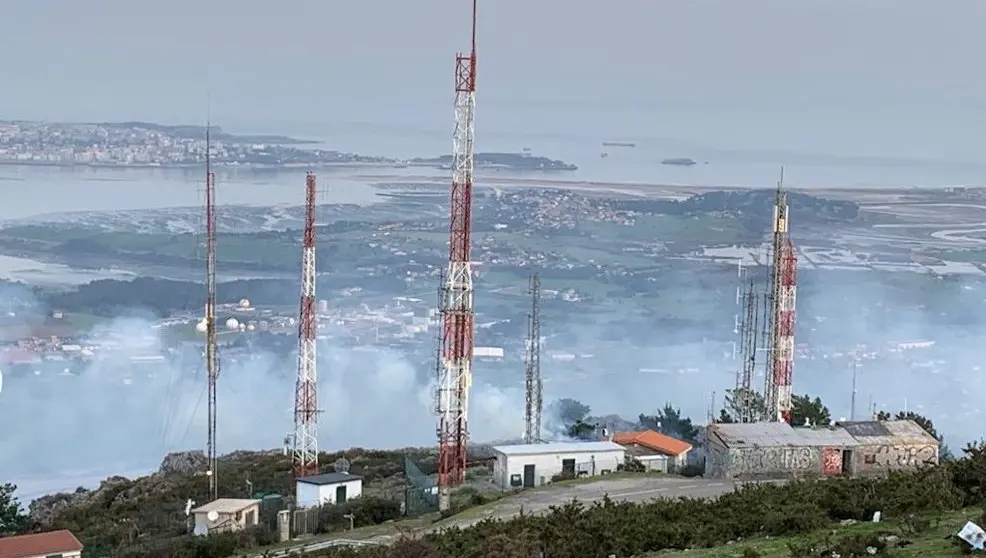 Incendio próximo a las antenas de Peña Cabarga
