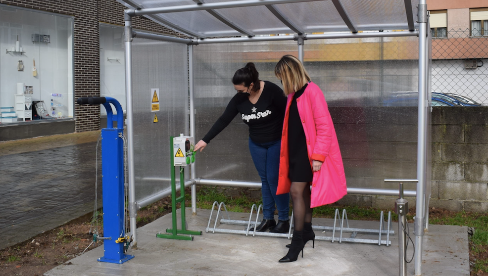 La alcaldesa, Verónica Samperio, y la concejala Beatriz Cavada, visitan las marquesinas para bicicletas eléctricas