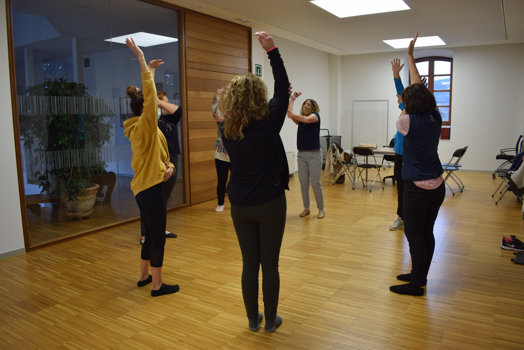 Medio centenar de mujeres afectadas por el c&aacute;ncer de mama descubren en Pi&eacute;lagos los beneficios terap&eacute;uticos de la danza