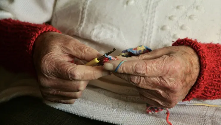 Una persona mayor cosiendo