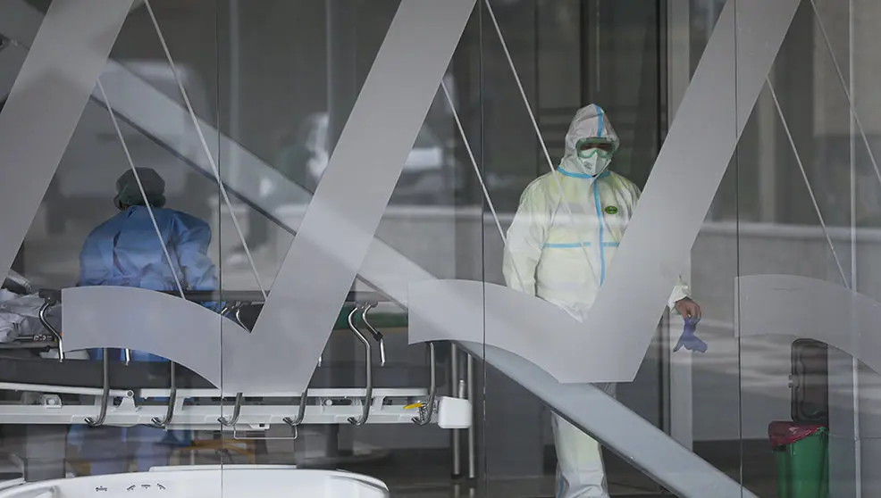 Personal sanitario con traje EPI durante el ingreso de un paciente