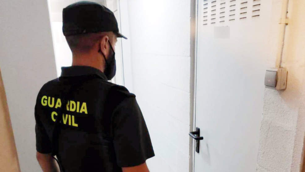 Un agente de la Guardia Civil participante en la investigación de los robos y hurtos en chalets, trasteros y garajes