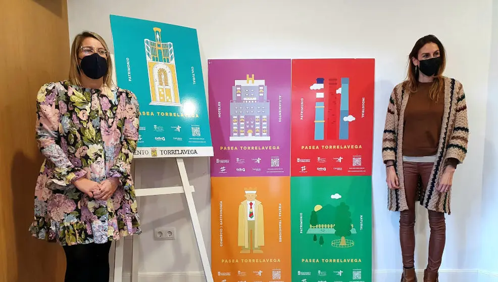 La concejala de Turismo de Torrelavega, Cristina García Viñas (i), y la directora general de Turismo, Marta Barca (d), presentan la campaña 'Pasea Torrelavega'