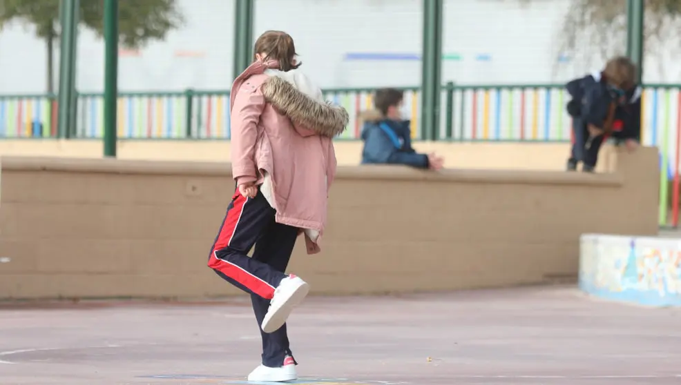 Una niña juega en el recreo