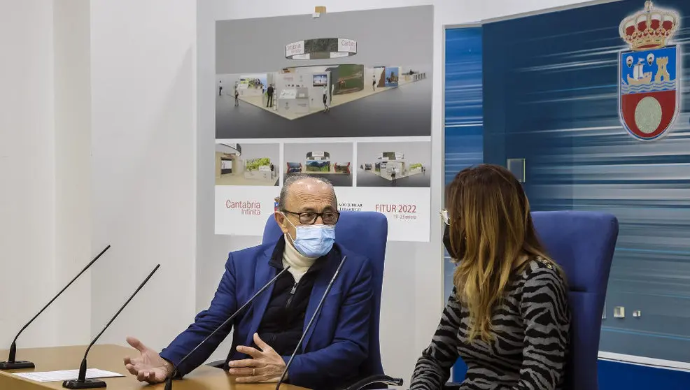 El consejero de Turismo, Javier López Marcano, acompañado de la directora general de Turismo, Marta Barca, presenta en rueda de prensa la participación de Cantabria en FITUR 2022