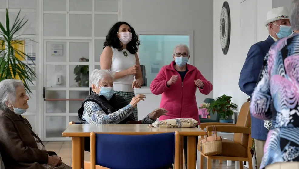 Varios mayores en una residencia de mayores