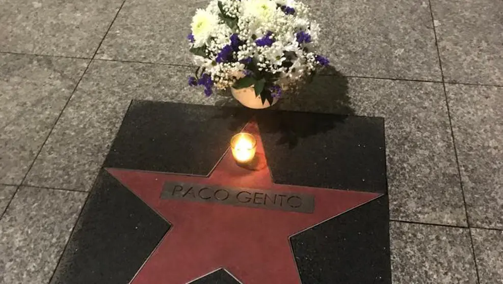 Flores en la estrella de Paco Gento en el Paseo de la Fama de Tetuán en Santander