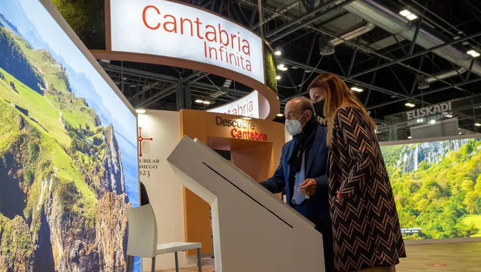 El consejero de Industria, Turismo, Innovación, Transporte y Comercio, Javier López Marcano, presenta el nuevo logo del Año Santo Lebaniego 2023 en el estand de Cantabria en Fitur