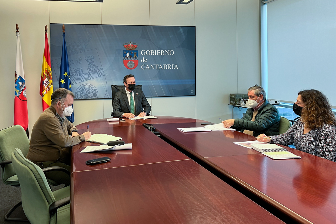 Reuni&oacute;n del consejero de Desarrollo Rural, Guillermo Blanco, y el alcalde de Suances, Andr&eacute;s Ruiz Moya
