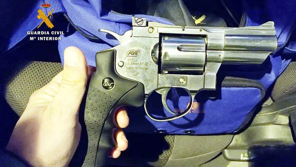 Revólver intervenido al detenido por amenazas en Reinosa