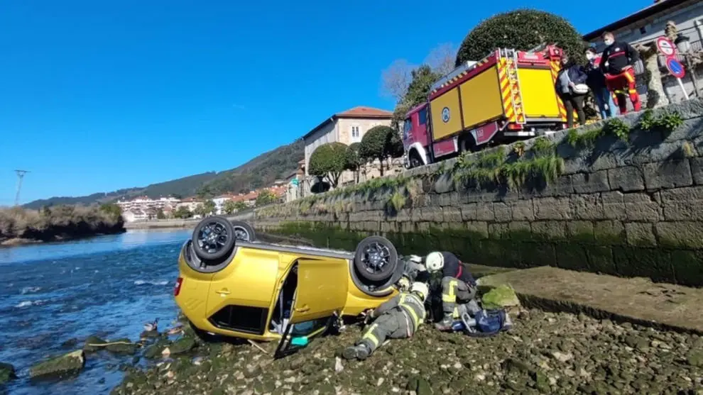 Vehículo caído al río