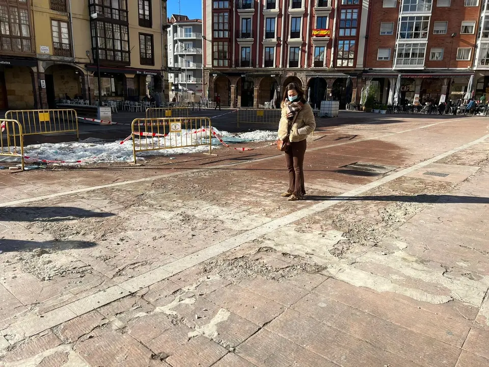 Marta Fern&aacute;ndez Teijeiro en la plaza Baldomero Iglesias, deteriorada tras el desmontaje de la pista de hielo
