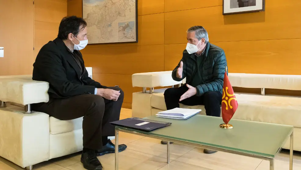 El consejero de Obras Públicas, Ordenación del Territorio y Urbanismo, José Luis Gochicoa, se reúne con el alcalde de Suances, Andrés Ruiz