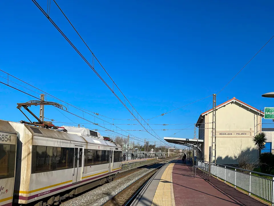 Tren de Cercan&iacute;as en la estaci&oacute;n de Requejada