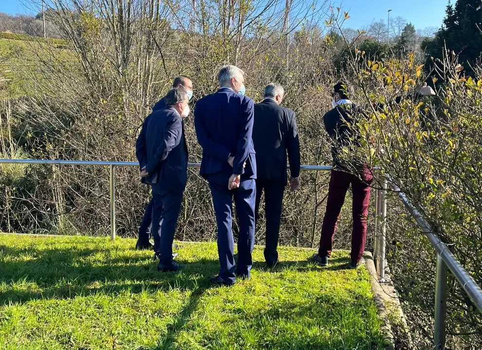 El alcalde, Javier L&oacute;pez Estrada, y el primer teniente de alcalde, Jos&eacute; Manuel Cruz Viadero, visitan junto a los t&eacute;cnicos la zona donde empezar&aacute; la via auxiliar para el soterramiento
AYUNTAMIENTO
26/1/2022