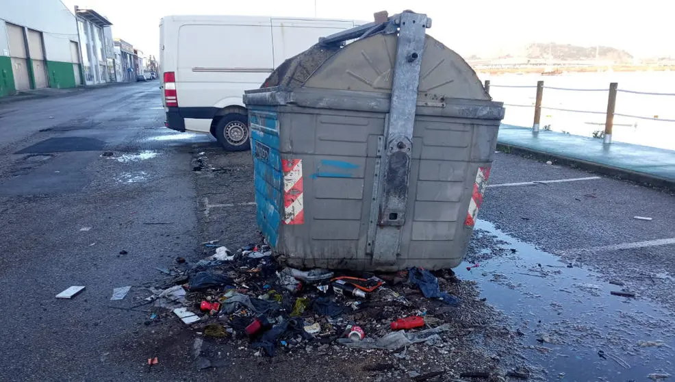 Contenedor en mal estado en el puerto de Raos