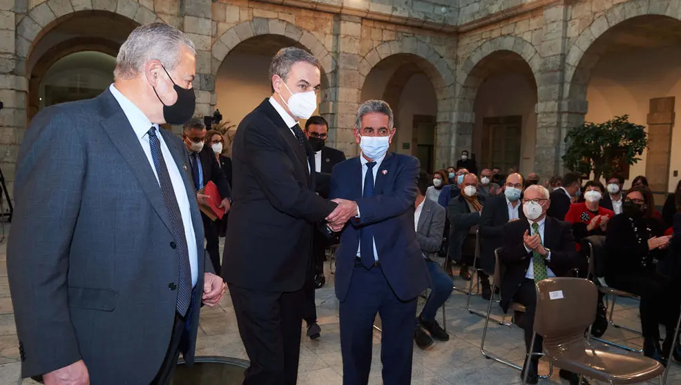 El presidente del Parlamento de Cantabria, Joaqu&iacute;n G&oacute;mez; el expresidente de Espa&ntilde;a, Jos&eacute; Luis Rodr&iacute;guez Zapatero; y el presidente de Cantabria, Miguel &Aacute;ngel Revilla, antes de la conferencia con motivo del 40 aniversario del Estatuto de Autonom&iacute;a