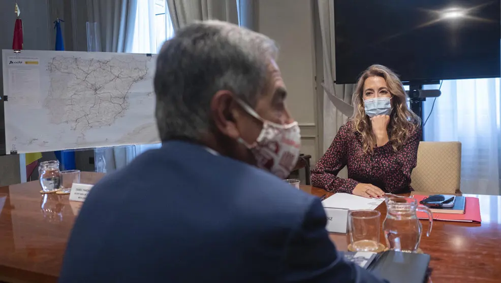 La ministra de Transportes, Movilidad y Agenda Urbana, Raquel Sánchez, durante una reunión con el presidente de Cantabria, Miguel Ángel Revilla, en la sede del Ministerio, a 1 de octubre de 2021, en Madrid