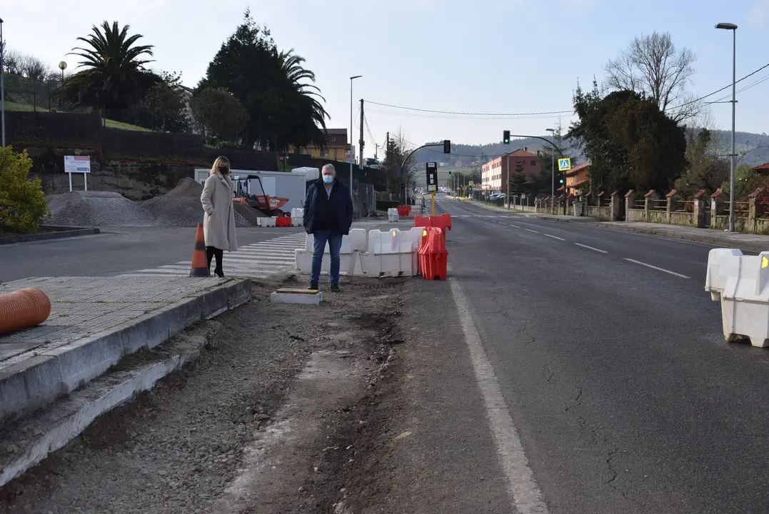La alcaldesa de Pi&eacute;lagos, Ver&oacute;nica Samperio, y el concejal de Obras, Antonio G&oacute;mez, asisten al inicio de los trabajos de la segunda fase del saneamiento entre los barrios La Calzada y Monse&ntilde;or, de Arce