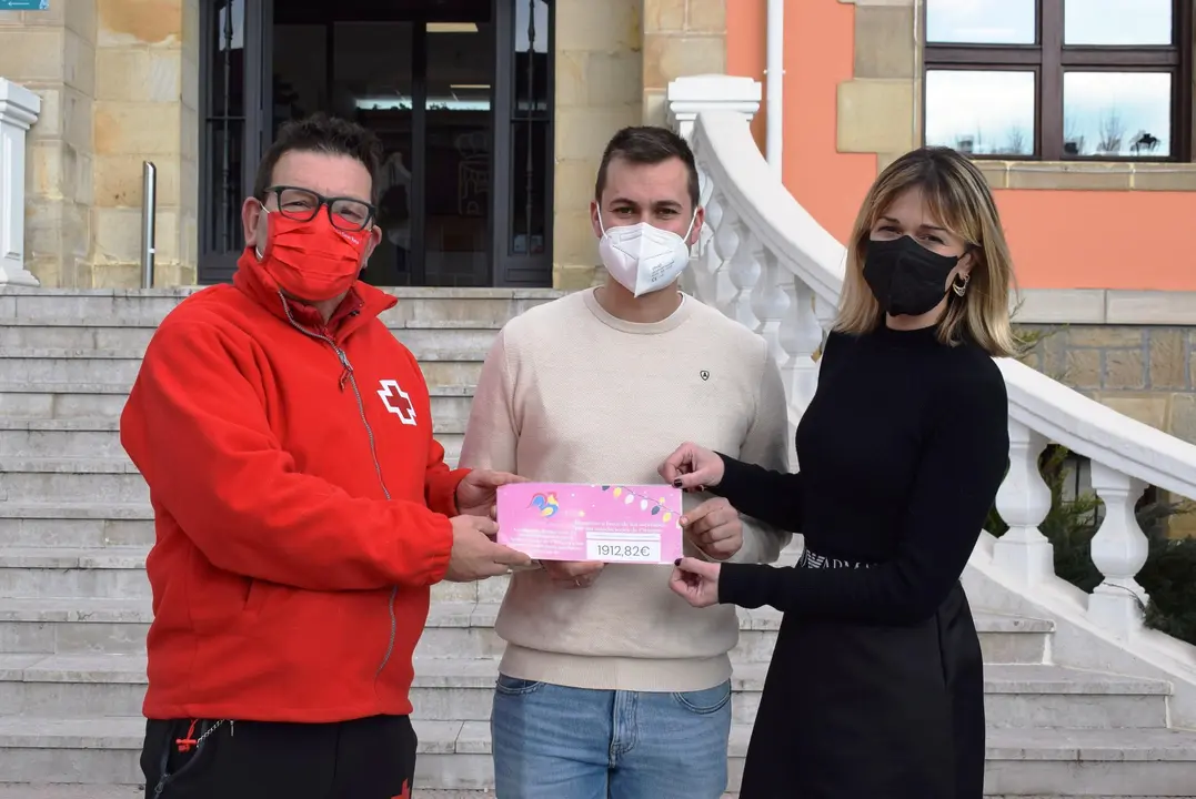 Pi&eacute;lagos entrega a Cruz Roja m&aacute;s de 1.700 euros por la recaudaci&oacute;n de sus iniciativas solidarias