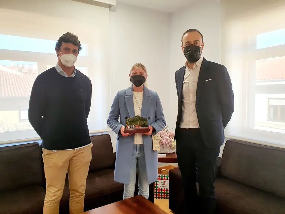 El alcalde de Torrealavega felicita a la tenista Cristina Bucsa