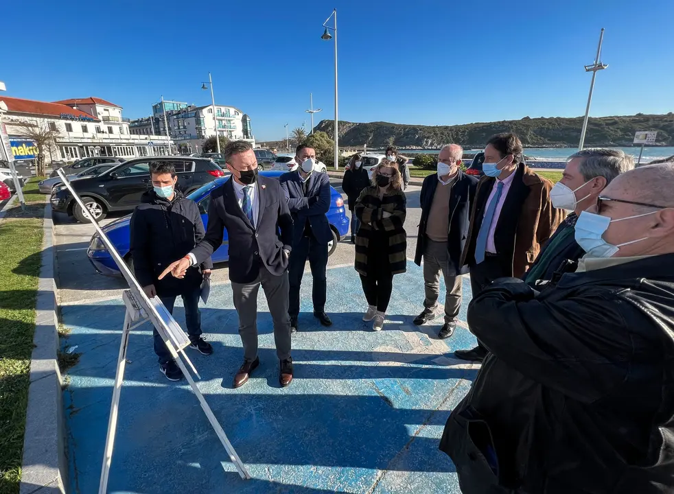 Los consejeros de Obras P&uacute;blicas, Jos&eacute; Luis Gochicoa, y de Desarrollo Rural, Guillermo Blanco, inauguran la renovaci&oacute;n de la red de saneamiento de Suances