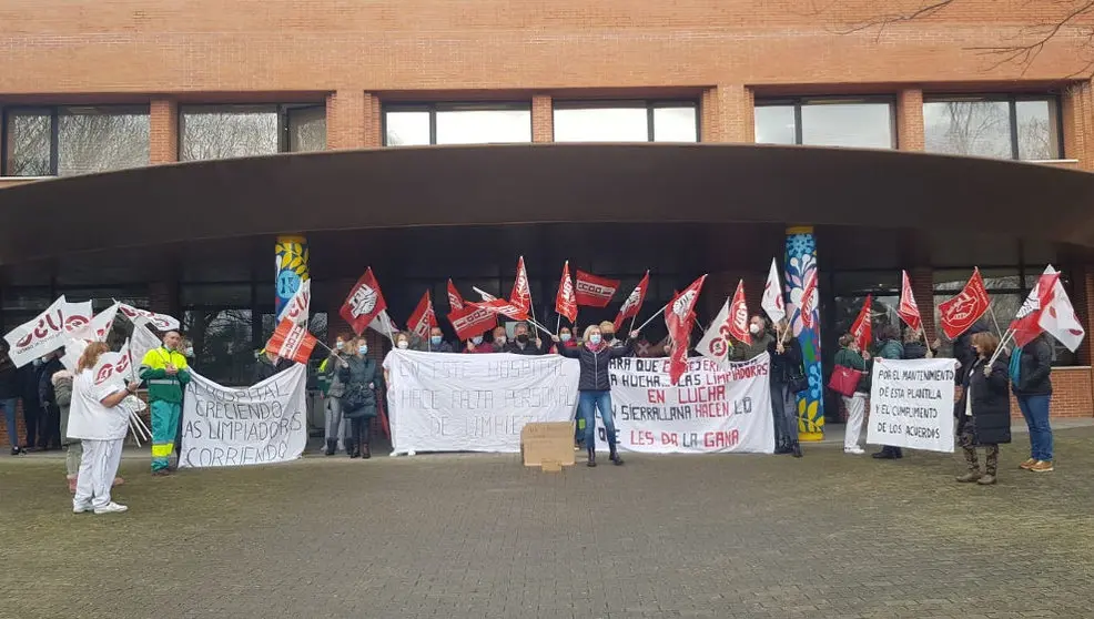 Concentración en el Hospital Sierrallana por el conflicto del servicio de limpieza