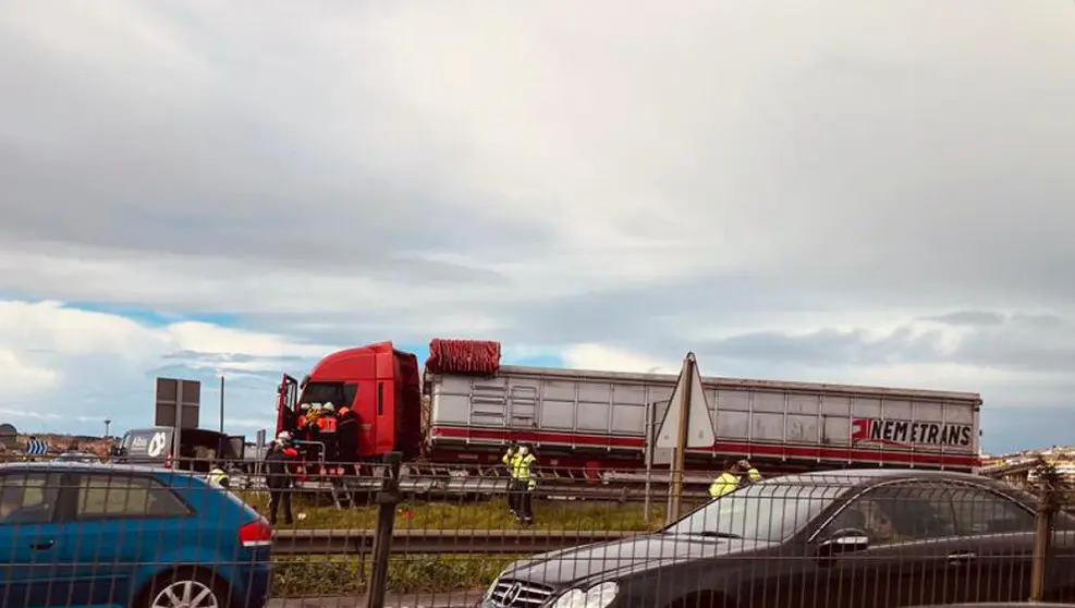 La S-10 ha registrado largos atascos por la salida de la carretera de un camión | Foto- edc