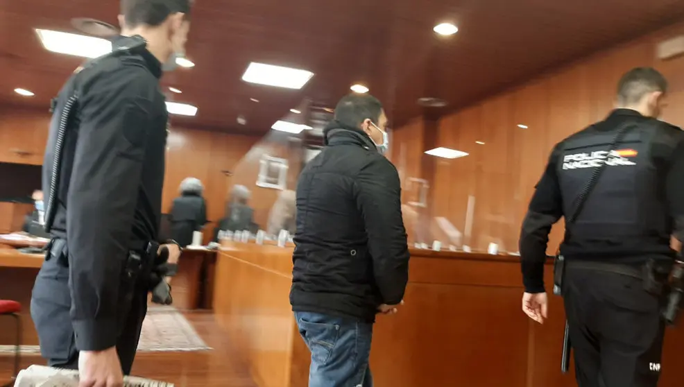 El acusado de abusar de una menor de 13 años, durante el juicio contra él