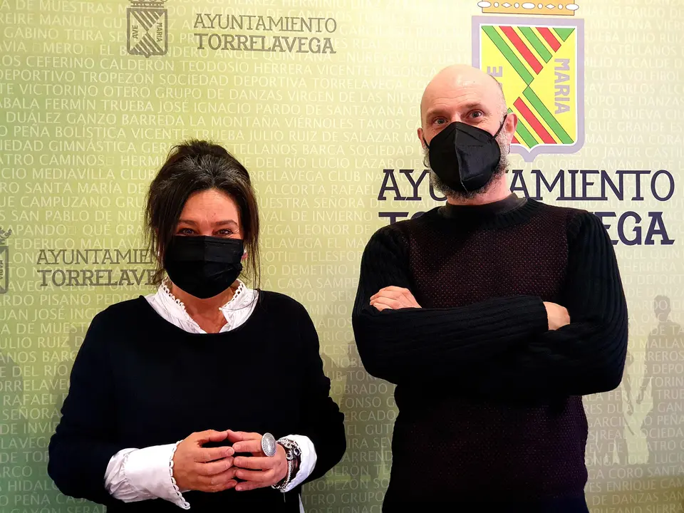 La concejala de Cultura y Educaci&oacute;n, Esther V&eacute;lez, y el coordinador de UNATE Torrelavega, Daniel Guti&eacute;rrez