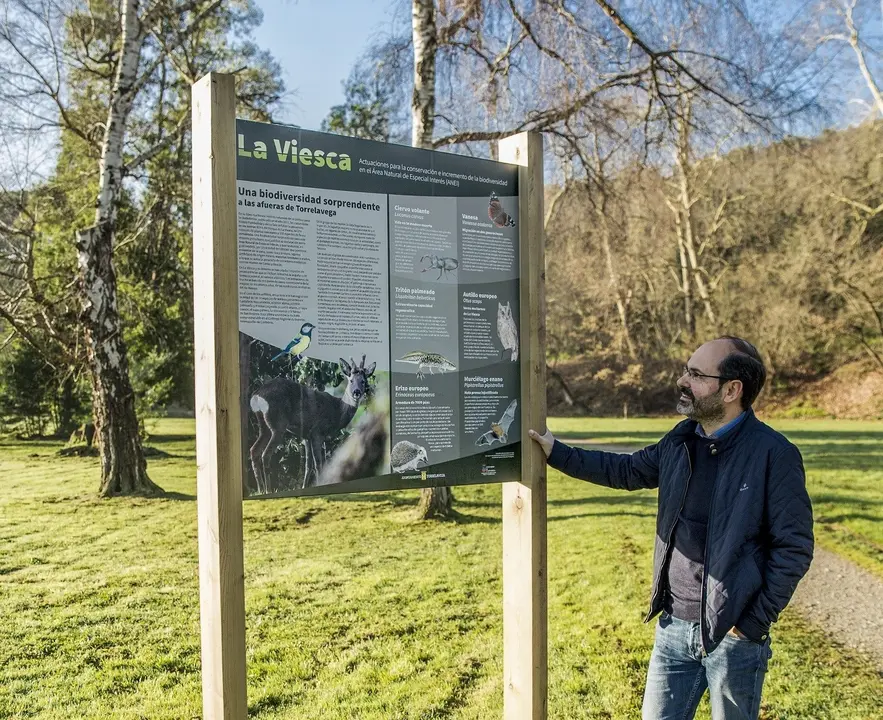 Jos&eacute; Luis Urraca junto a un cartel informativo en La Viesca
