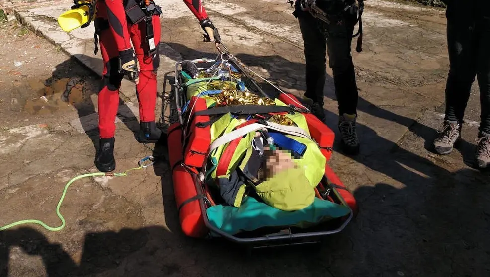  Evacuación de la mujer herida en el Faro del Caballo de Santoña