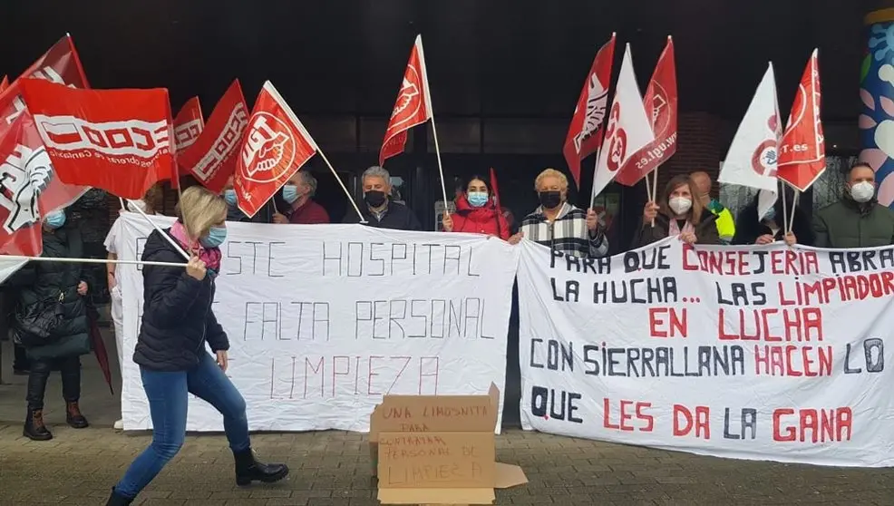 Concentración de protesta de la plantilla del servicio de limpieza de Sierrallana