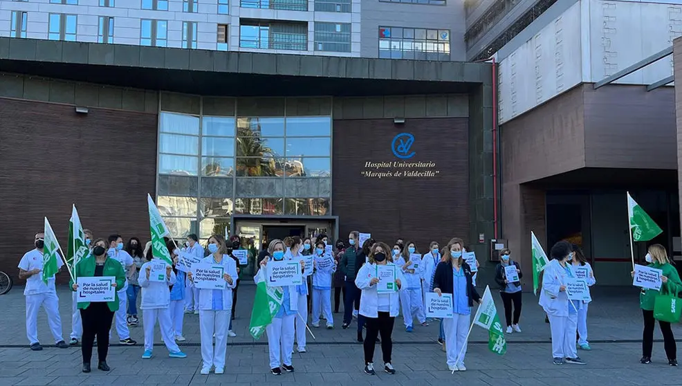 Concentración de enfermeros y fisioterapeutas ante el Hospital Valdecilla