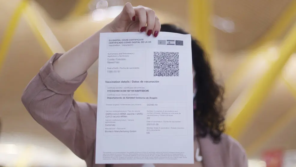 Una mujer muestra el certificado COVID Digital de la Unión Europea a 1 de julio de 2021, en Madrid (España)