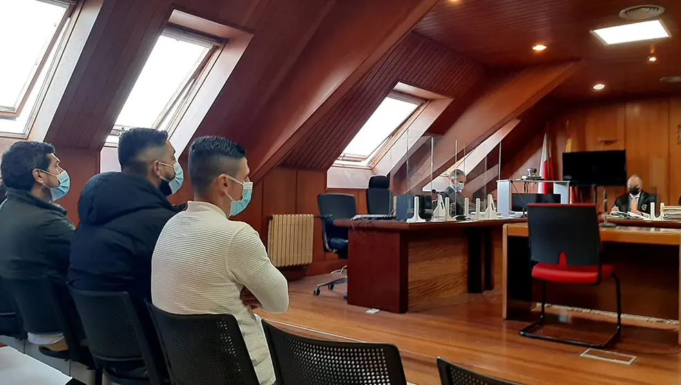 Tres de los acusados de introducir cocaína en piñas en el juicio