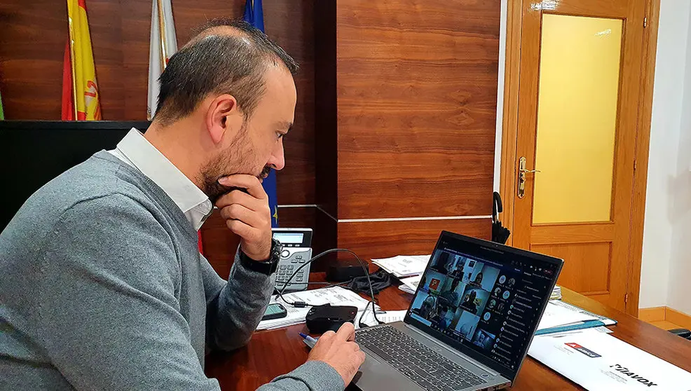 El alcalde, Javier López Estrada, durante un Pleno telemático