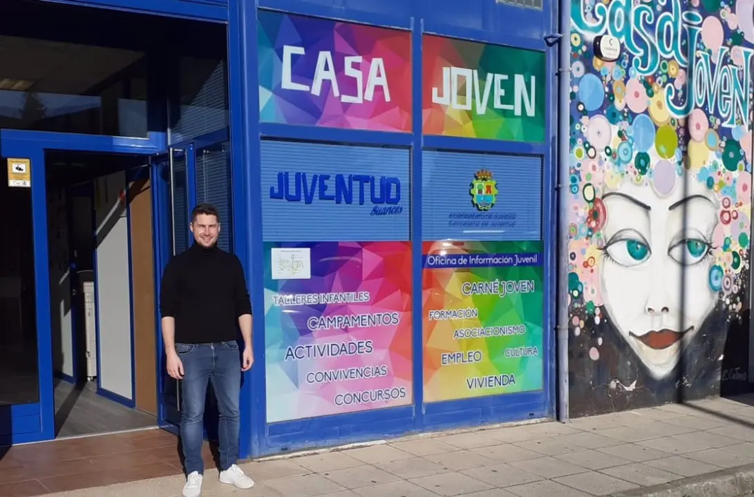 El concejal de Juventud de Suances, Fran Gascón, en la Casa Joven