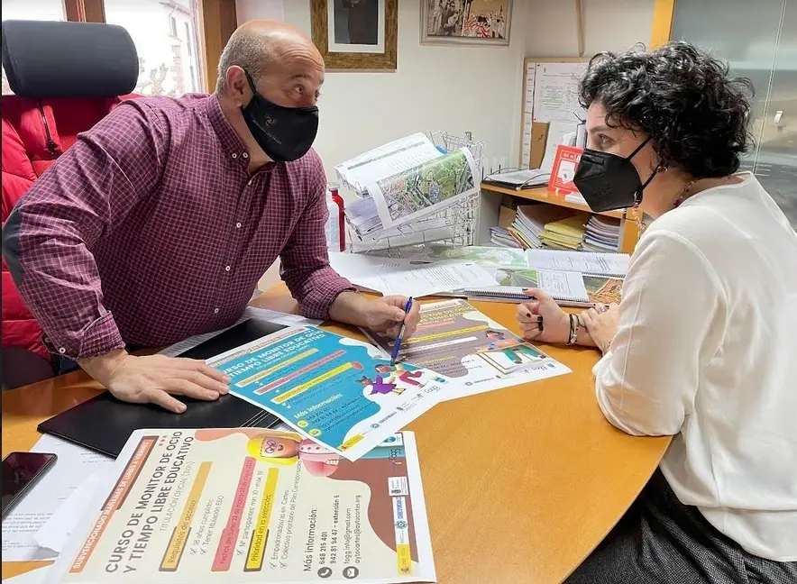 El alcalde de Cartes, Agust&iacute;n Molleda, y la concejala de Empleo, Lorena Cueto