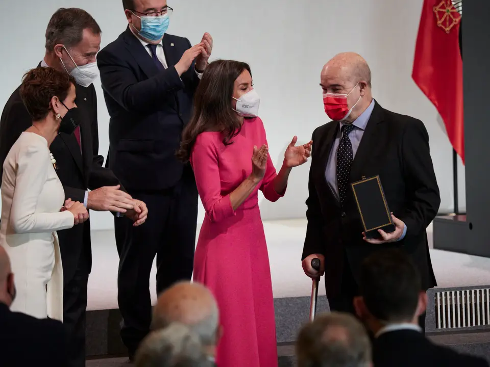 El actor Antonio Resines, con la Medalla de Oro de las Bellas Artes 2020, junto a los Reyes Don Felipe y Do&ntilde;a Letizia, la presidenta de Navarra, Mar&iacute;a Chivite, y el ministro de Cultura y Deporte, Miquel Iceta