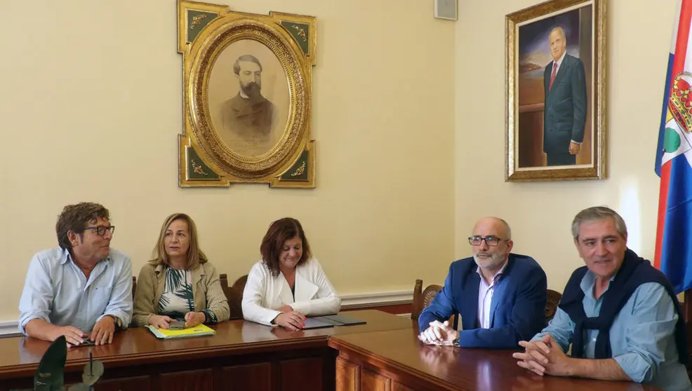 Reunión del alcalde de Suances y el consejero de Sanidad en una foto de archivo