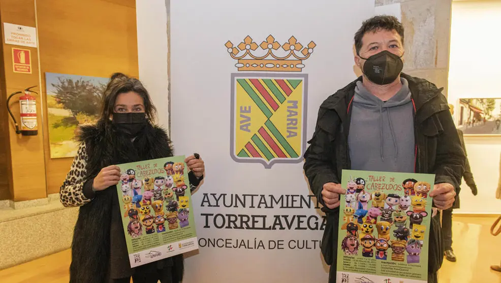 La concejala Esther Vélez y Fran Querol presentan el 9&ordm; taller de cabezudos