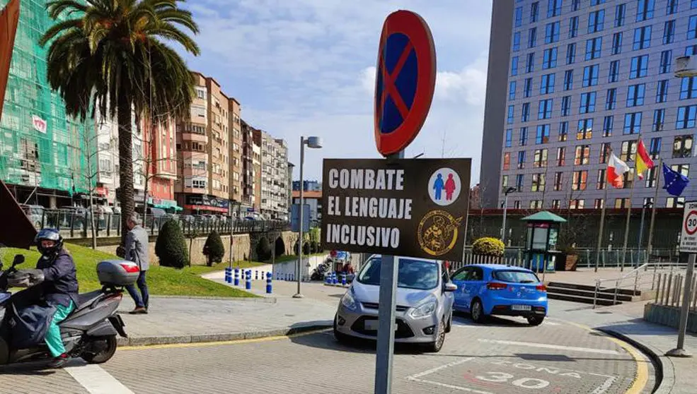 Señal de la Asociación Alfonso I junto al Hospital Universitario Marqués de Valdecilla