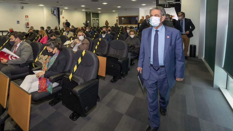 El presidente de Cantabria, Miguel Ángel Revilla, acompañado del consejero de Industria, Javier López Marcano, preside la reunión de la Alianza por la Industria convocada para analizar la repercusión de la guerra en Ucrania