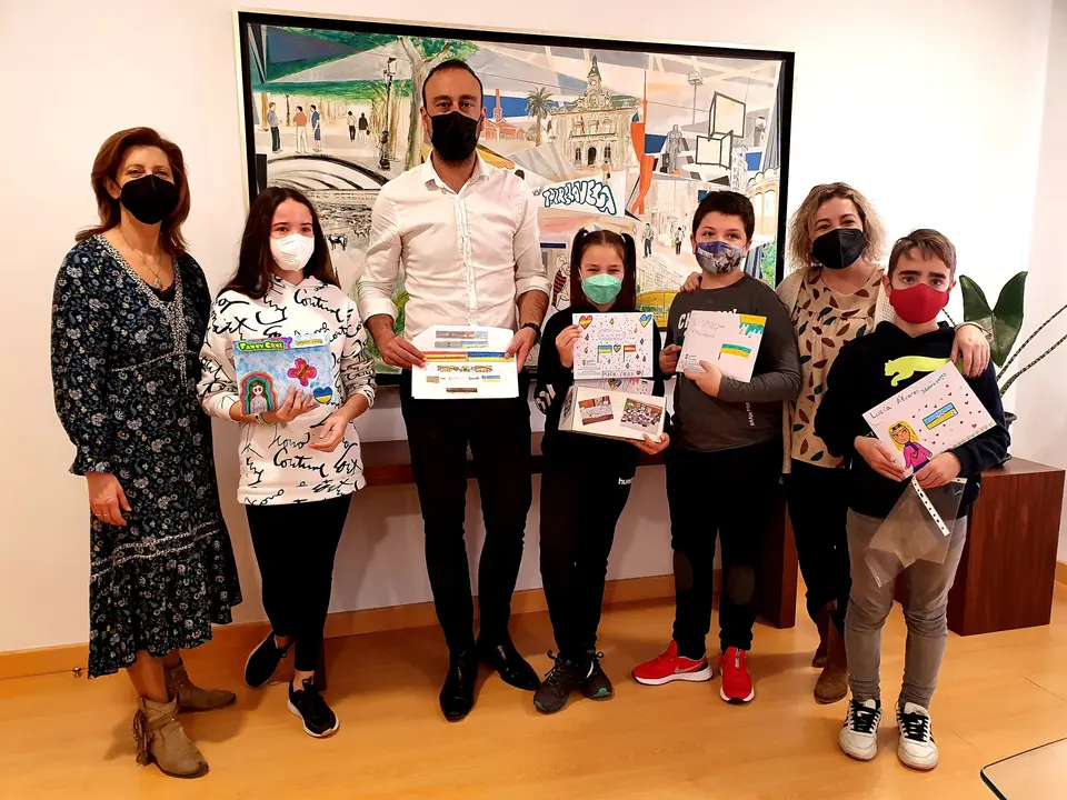 Profesores y alumnos de 5&ordm; y 6&ordm; de Primaria del colegio Fernando de los R&iacute;os de Torrelavega se re&uacute;nen con el alcalde, Javier L&oacute;pez Estrada