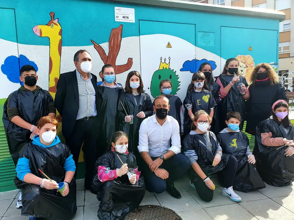 El alcalde de Torrelavega, Javier L&oacute;pez Estrada, y el primer teniente de alcalde, Jos&eacute; Manuel Cruz Viadero, posan junto a los escolares que est&aacute;n decorando los cuadros el&eacute;ctricos y centros de transformaci&oacute;n del municipio