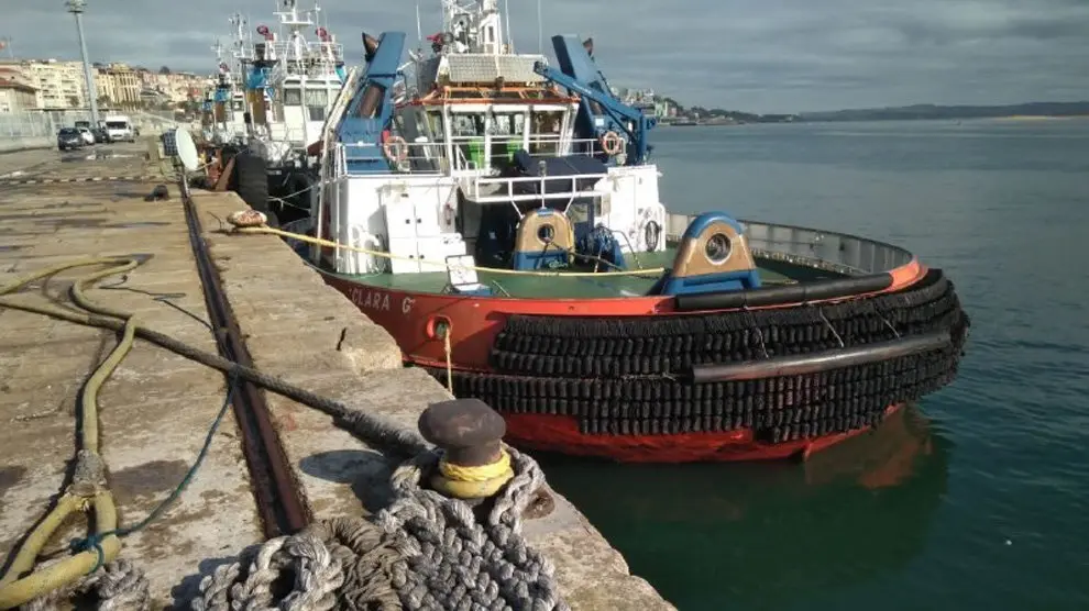Remolcadora en el puerto de Santander