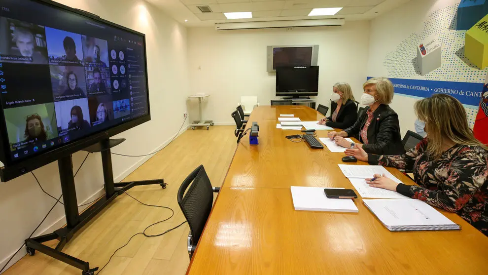 La consejera de Educación y Formación Profesional, Marina Lombó, mantiene una reunión por videoconferencia con los coordinadores de interculturalidad